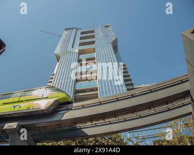 02 25 2024 alti edifici a più piani dietro i binari monorotaia alti 30 metri Loar Parel, Mumbai, India Asia. Foto Stock