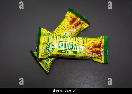 Due barrette di Granola croccanti di Oats'n Honey Nature Valley su sfondo grigio opaco. Foto Stock