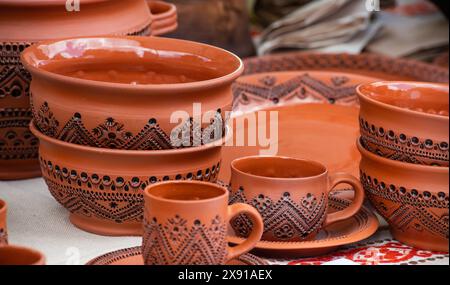 Tradizionali vasi in ceramica fatti in casa in fiera artigianato tradizionale. Foto Stock