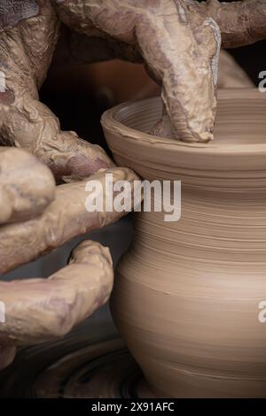 Master class sulla modellazione di argilla sulla ruota di un vasaio nel laboratorio di ceramica. Foto Stock