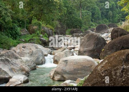 Il fiume Jaldhaka, noto anche come Dichu, è un affluente del Brahmaputra e un fiume transfrontaliero che scorre attraverso l'India, il Bhutan e il Bangladesh Foto Stock