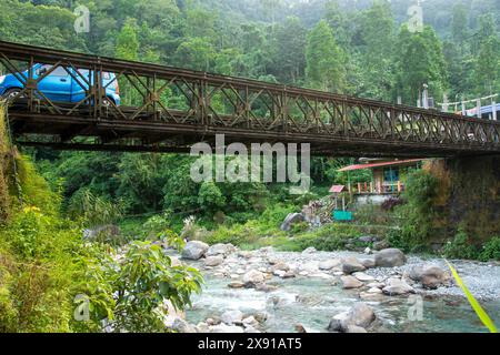 Il fiume Jaldhaka, noto anche come Dichu, è un affluente del Brahmaputra e un fiume transfrontaliero che scorre attraverso l'India, il Bhutan e il Bangladesh Foto Stock