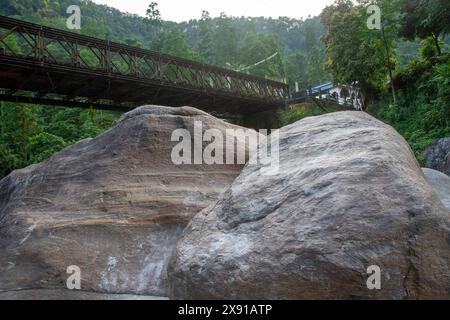 Il fiume Jaldhaka, noto anche come Dichu, è un affluente del Brahmaputra e un fiume transfrontaliero che scorre attraverso l'India, il Bhutan e il Bangladesh Foto Stock