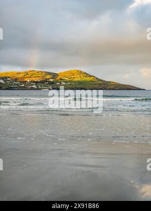 Splendido arcobaleno sulla spiaggia di Portnoo Narin nella contea di Donegal - Irlanda Foto Stock