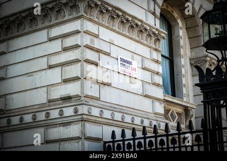 LONDRA - 23 MAGGIO 2024: Cartello Downing Street, posizione 10 Downing Street, residenza ufficiale e ufficio del primo ministro del Regno Unito Foto Stock