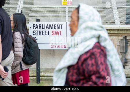 LONDRA - 23 MAGGIO 2024: Parliament Street SW1 Street sign, City of Westminster. Una strada famosa e la posizione di molti edifici governativi britannici Foto Stock