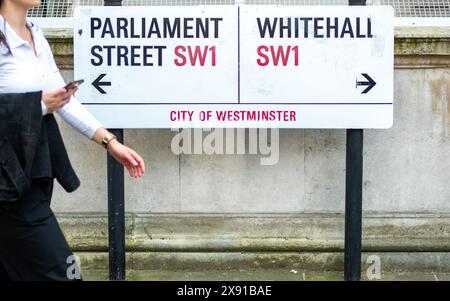 LONDRA - 23 MAGGIO 2024: I cartelli di Parliament Street e Whitehall Street sono vicini a Downing Street. L'area centrale dei dipartimenti governativi britannici Foto Stock