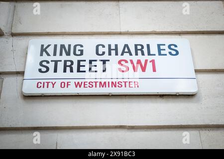 LONDRA - 23 MAGGIO 2024: King Charles Street in SW1 Westminster. Grand Street a Whitehall, sede del Foreign, Commonwealth & Development Office. Foto Stock