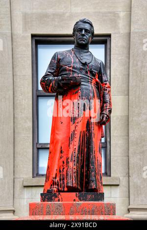 Ottawa, Canada - 28 maggio 2024: Statua di J.H. Tabaret all'Università di Ottawa è stata ricoperta di vernice rossa il 24 maggio. La parola Colonizer è stata dipinta sul terreno sotto la statua. Tabaret era considerato uno dei fondatori dell'Università. Nessuno ha rivendicato la responsabilità dell'atto. I terreni della Tabaret Hall sono ora coperti da tende, mentre i manifestanti pro-palestinesi chiedono che l'Università divulghi e ceda qualsiasi investimento abbia con aziende e organizzazioni legate a Israele. Foto Stock