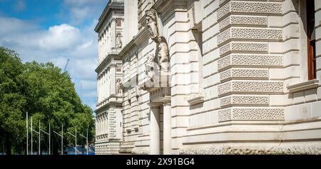 LONDRA - 23 MAGGIO 2024: HM Treasury Building in Horse Guard Road, Whitehall. Il ministero economico e finanziario del governo britannico Foto Stock