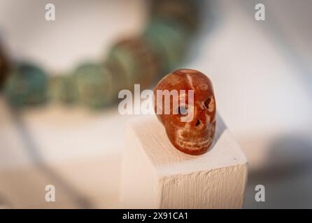 Ciondolo a forma di teschio, marmo, di epoca ibero-romana, miniere di Riotinto, Museo Huelva, Huelva, Andalusia, Spagna Foto Stock