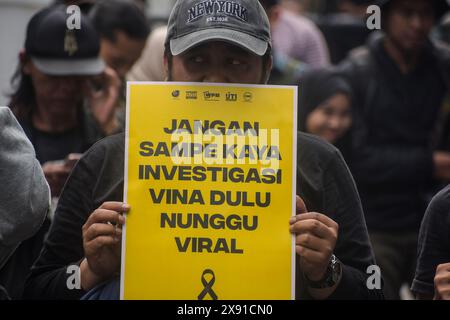 Bandung, Indonesia. 28 maggio 2024. I giornalisti hanno manifestato contro la revisione della legge sulle trasmissioni radiotelevisive che minaccerebbe la libertà di stampa di fronte all'edificio del Consiglio regionale del popolo di Giava occidentale, Bandung. I giornalisti si oppongono fermamente alla revisione della legge sulla radiodiffusione per sostituire la legge numero 32 del 2002 relativa alla radiodiffusione, una delle quali potrebbe minacciare il diritto di reportistica investigativa. (Foto di Dimas Rachmatsyah/Pacific Press) credito: Pacific Press Media Production Corp./Alamy Live News Foto Stock