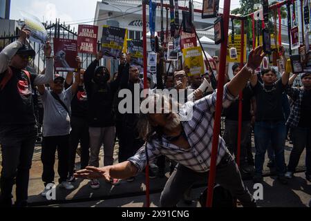 Bandung, Indonesia. 28 maggio 2024. I giornalisti hanno manifestato contro la revisione della legge sulle trasmissioni radiotelevisive che minaccerebbe la libertà di stampa di fronte all'edificio del Consiglio regionale del popolo di Giava occidentale, Bandung. I giornalisti si oppongono fermamente alla revisione della legge sulla radiodiffusione per sostituire la legge numero 32 del 2002 relativa alla radiodiffusione, una delle quali potrebbe minacciare il diritto di reportistica investigativa. (Foto di Dimas Rachmatsyah/Pacific Press) credito: Pacific Press Media Production Corp./Alamy Live News Foto Stock