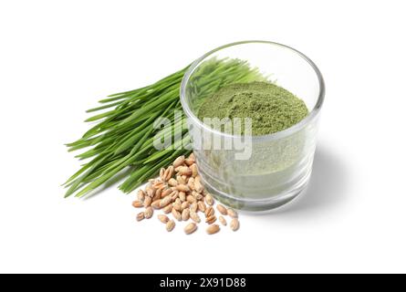 Erba di grano in polvere in vetro, semi e germogli freschi isolati su bianco Foto Stock