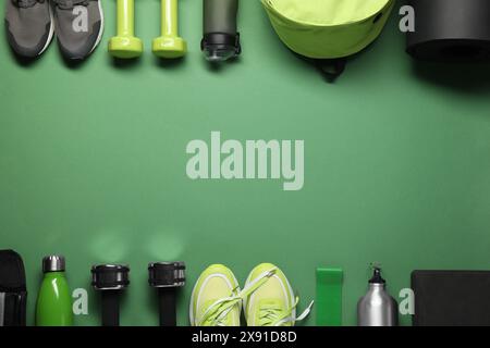 Telaio realizzato con diverse attrezzature sportive su sfondo verde, piatto. Spazio per il testo Foto Stock