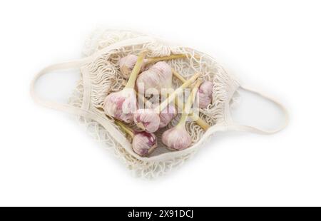 Sacchetto con cordoncino con aglio isolato su bianco, vista dall'alto Foto Stock