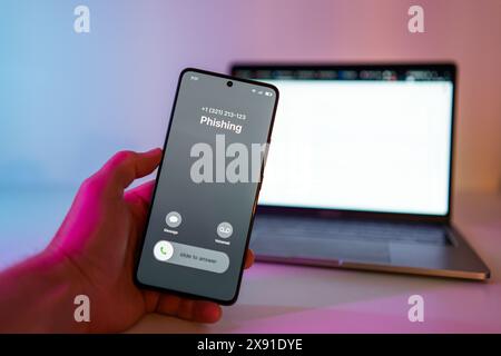 Concetto di chiamata tramite phishing sul telefono cellulare. La persona riceve un avviso di chiamata phish. Chiamata da un numero sconosciuto a tarda notte. Truffa, frode o phishing con Foto Stock