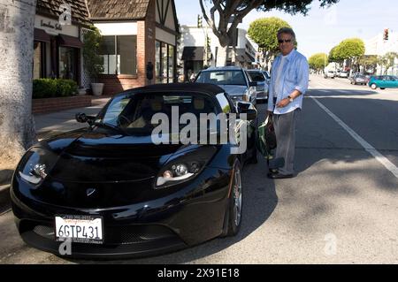 Santa Monica, California, 25 marzo 2009. Dustin Hoffman ha una nuova auto, la Tesla Roadster è un'auto sportiva completamente elettrica prodotta dalla fi Foto Stock