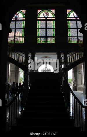 Città del Messico, Messico - 9 agosto 2023: Vetrate colorate delle dee greche nel castello di Chapultepec in un ampio corridoio chiamato Lead Gallery Foto Stock