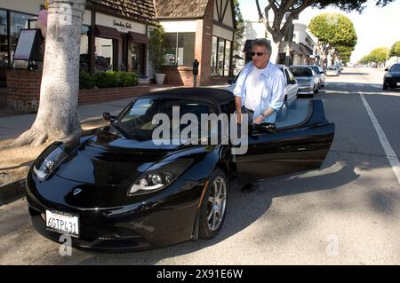 Santa Monica, California, 25 marzo 2009. Dustin Hoffman ha una nuova auto, la Tesla Roadster è un'auto sportiva completamente elettrica prodotta dalla fi Foto Stock