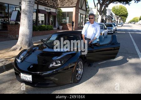 Santa Monica, California, 25 marzo 2009. Dustin Hoffman ha una nuova auto, la Tesla Roadster è un'auto sportiva completamente elettrica prodotta dalla fi Foto Stock