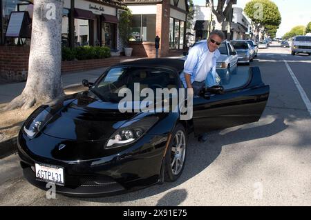 Santa Monica, California, 25 marzo 2009. Dustin Hoffman ha una nuova auto, la Tesla Roadster è un'auto sportiva completamente elettrica prodotta dalla fi Foto Stock