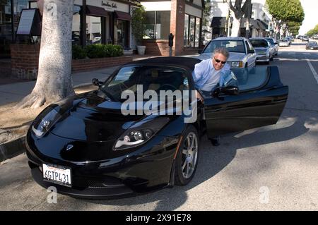 Santa Monica, California, 25 marzo 2009. Dustin Hoffman ha una nuova auto, la Tesla Roadster è un'auto sportiva completamente elettrica prodotta dalla fi Foto Stock