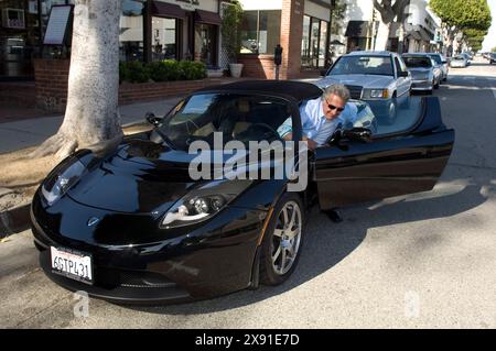 Santa Monica, California, 25 marzo 2009. Dustin Hoffman ha una nuova auto, la Tesla Roadster è un'auto sportiva completamente elettrica prodotta dalla fi Foto Stock