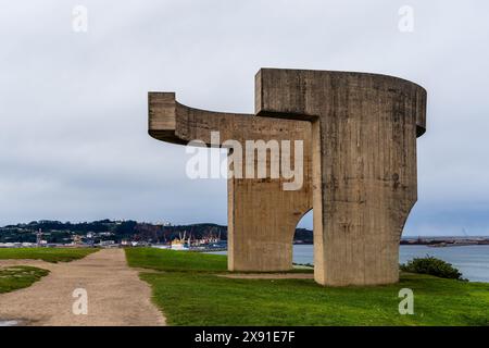 Gijon, Spagna - 28 marzo 2024: Elogio del Horizonte o in lode alla scultura in calcestruzzo fronte mare Horizon dell'artista basco Eduardo Chillida. Lo è Foto Stock