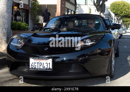 Santa Monica, California, 25 marzo 2009. Dustin Hoffman ha una nuova auto, la Tesla Roadster è un'auto sportiva completamente elettrica prodotta dalla fi Foto Stock