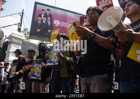 Bandung, Giava Occidentale, Indonesia. 28 maggio 2024. I giornalisti hanno manifestato contro la revisione della legge sulle trasmissioni radiotelevisive che minaccerebbe la libertà di stampa di fronte all'edificio del Consiglio regionale del popolo di Giava occidentale, Bandung. I giornalisti si oppongono fermamente alla revisione della legge sulla radiodiffusione per sostituire la legge numero 32 del 2002 relativa alla radiodiffusione, una delle quali potrebbe minacciare il diritto di reportistica investigativa. (Credit Image: © Dimas Rachmatsyah/Pacific Press via ZUMA Press Wire) SOLO PER USO EDITORIALE! Non per USO commerciale! Foto Stock