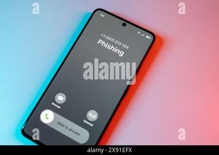 Concetto di chiamata tramite phishing sul telefono cellulare. La persona riceve un avviso di chiamata phish. Chiamata da un numero sconosciuto a tarda notte. Truffa, frode o phishing con Foto Stock