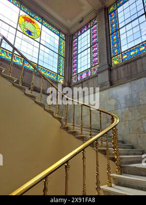 Città del Messico, Messico - 9 agosto 2023: Vetrate colorate delle dee greche nel castello di Chapultepec in un ampio corridoio chiamato Lead Gallery Foto Stock