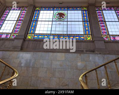 Città del Messico, Messico - 9 agosto 2023: Vetrate colorate delle dee greche nel castello di Chapultepec in un ampio corridoio chiamato Lead Gallery Foto Stock