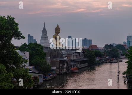 Un'immagine della grande statua di Buddha al tempio Wat Paknam Bhasicharoen, vista da lontano, al tramonto. Foto Stock