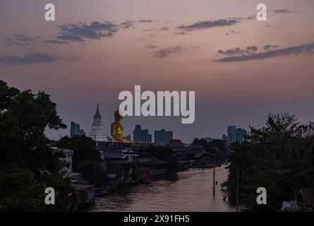 Un'immagine della grande statua di Buddha al tempio Wat Paknam Bhasicharoen, vista da lontano, al tramonto. Foto Stock