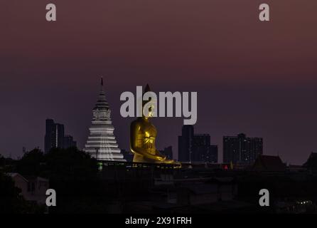 Un'immagine della grande statua di Buddha al tempio Wat Paknam Bhasicharoen, vista da lontano, al tramonto. Foto Stock