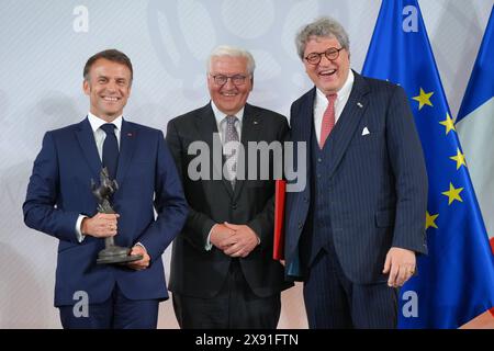 Verleihung Internationaler Preis des Westfaelischen Friedens 2024 Emmanuel Macron gemeinsam mit Frank-Walter Steinmeier und Dr. Reinhard Zinkamm bei der Verleihung des westfaelischen Friedenspreis 2024 haelt der franzoesische Staatspraesident den Preis in der Hand, Muenster, 28.05.2024 Muenster Nordrhein-Westfalen Deutschland *** presentazione del Premio Internazionale per la Pace della Vestfalia 2024 Emmanuel Macron insieme a Frank Walter Steinmeier e Dr. Reinhard Zinkamm alla presentazione del Premio per la Pace della Vestfalia 2024, il presidente francese detiene il premio in sua mano, Muenster, 28 05 2 Foto Stock