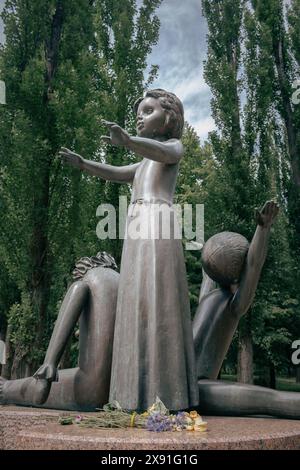 Kiev, Ucraina - 05 27 2024: Statua commemorativa di bambini uccisi dal fascismo nella seconda guerra mondiale. Monumento delle vittime dell'olocausto nel parco Babi Yar, Kiev. Foto Stock