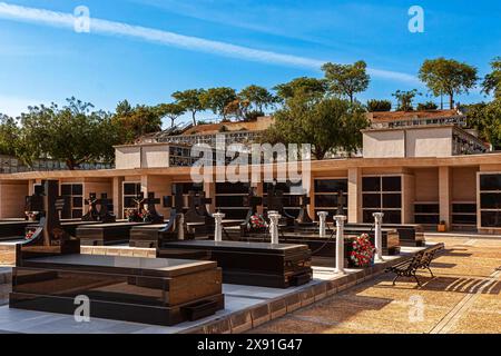 Grande cimitero con tombe e simboli religiosi a Chiclana, Andalusia, Spagna Foto Stock