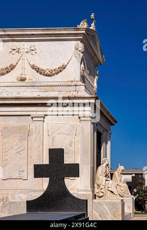 Grande cimitero con tombe e simboli religiosi a Chiclana, Andalusia, Spagna Foto Stock