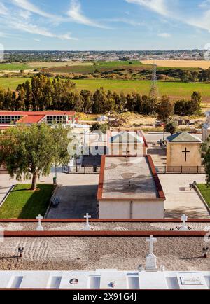 Grande cimitero con tombe e simboli religiosi a Chiclana, Andalusia, Spagna Foto Stock