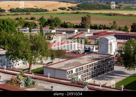 Grande cimitero con tombe e simboli religiosi a Chiclana, Andalusia, Spagna Foto Stock