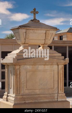 Grande cimitero con tombe e simboli religiosi a Chiclana, Andalusia, Spagna Foto Stock