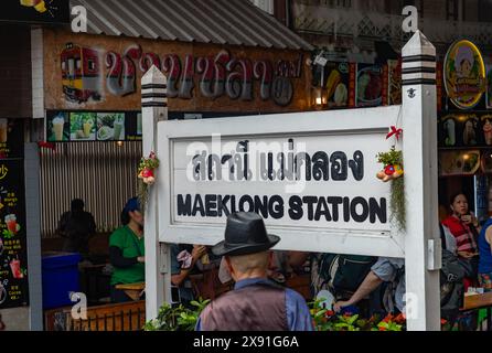 Una foto del cartello alla stazione ferroviaria di Maeklong, nota per il suo treno che corre vicino al mercato. Foto Stock