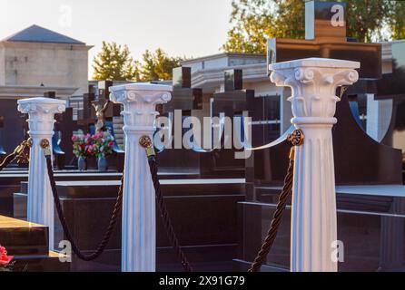 Grande cimitero con tombe e simboli religiosi a Chiclana, Andalusia, Spagna Foto Stock