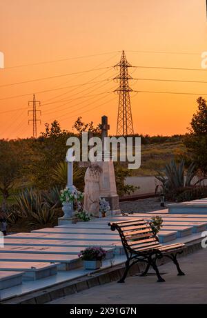 Grande cimitero con tombe e simboli religiosi a Chiclana, Andalusia, Spagna Foto Stock