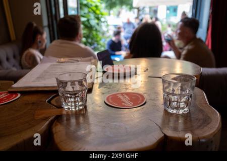 Zwei Wassergläser stehen auf einem Tisch in einer Berliner Bar. / Due bicchieri di acqua su un tavolo in un bar di Berlino. Barbesuch *** due bicchieri di water stand su un tavolo in un bar di Berlino due bicchieri di water stand su un tavolo in un bar di Berlino visita snph202405245246.jpg Foto Stock