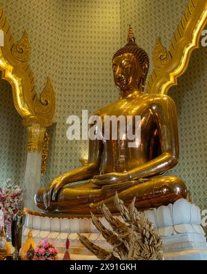 Un'immagine della statua dorata del Buddha al tempio Wat Traimit Withayaram Worawihan, a Bangkok. Foto Stock