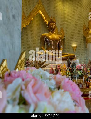 Un'immagine della statua dorata del Buddha al tempio Wat Traimit Withayaram Worawihan, a Bangkok. Foto Stock